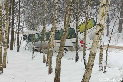 Autobus wjechał do rowu