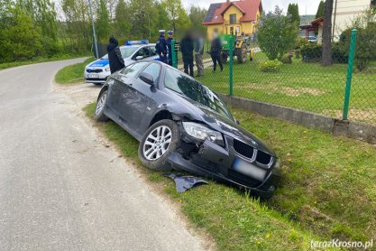 BMW w rowie po kolizji z ciągnikiem rolniczym