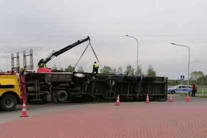 Ciężarówka na boku w miejscowości Wolina