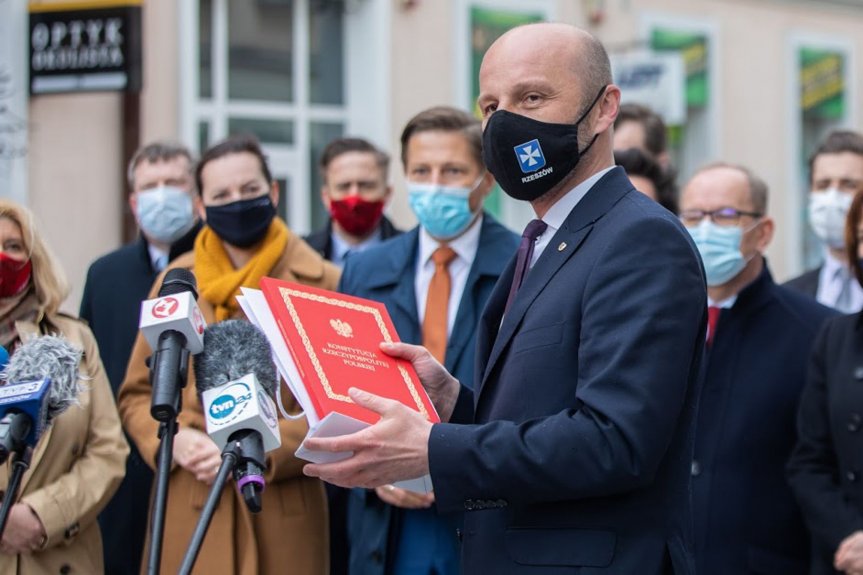 Samorządowcy na konferencji Konrada Fijołka Samorządowcy wspierają Konrada Fijołka