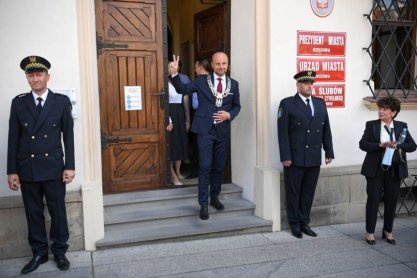 Konrad Fijołek wychodzi z ratusza po zaprzysiężeniu na prezydenta Rzeszowa