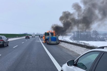 Funkcjonariusze podkarpackiej KAS pomogli kierowcy płonącego samochodu