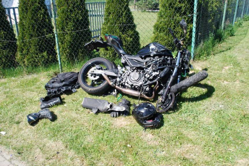 Zderzenie motocyklisty z osobówką w Ropczycach Zderzenie motocyklisty z osobówką w Ropczycach