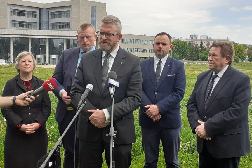 Grzegorz Braun w obronie terenów zielonych na osiedlu Drabinianka Grzegorz Braun w obronie terenów zielonych na osiedlu Drabinianka