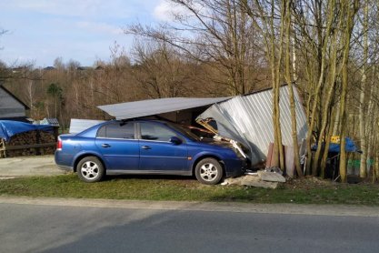 Kąkolówka. Wjechał w metalowy garaż