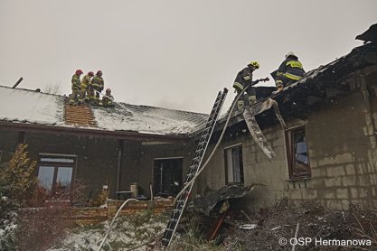 Kielnarowa. Liczne zastępy straży walczą z pożarem domu [FOTO]