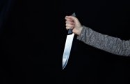 Kobieta zaatakowała ratowników medycznych nożem i tłuczkiem do mięsa