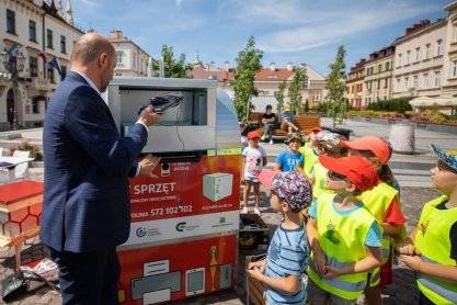 Konrad Fijołek prezentuje pojemnik na elektrośmieci