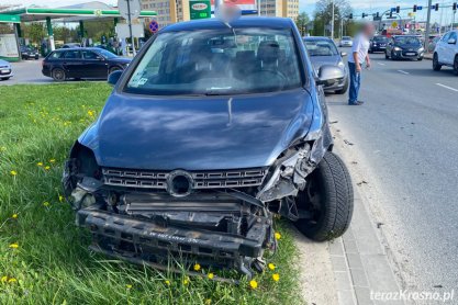 Kolizja osobówki z ciężarówką w Krośnie