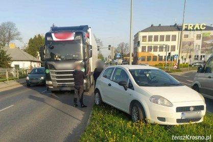 Kolizja osobówki z ciężarówką