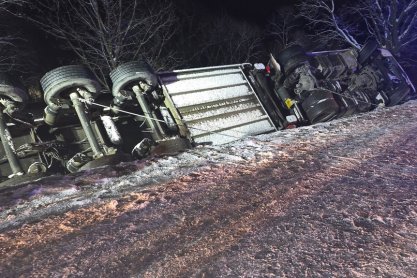 Kolizja w Domaradzu. Samochód zawisł na barierkach
