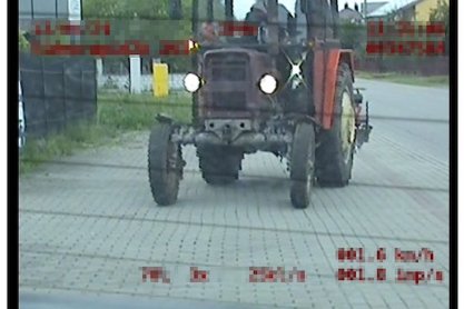 Kompletnie pijany kierowca traktora odpowie przed sądem