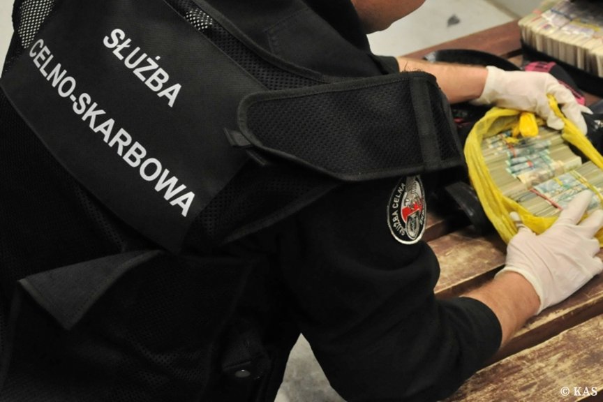 Korczowa. Nie zgłosił do kontroli pokaźnej gotówki Korczowa. Nie zgłosił do kontroli pokaźnej gotówki
