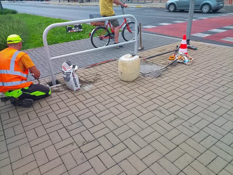 Miasto ustawiło pilotażowy "pochwyt rowerowy". Jedni chwalą, drudzy krytykują Miasto ustawiło pilotażowy "pochwyt rowerowy". Jedni chwalą, drudzy krytykują