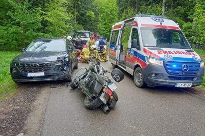 Motocyklem wjechał w zaparkowany samochód