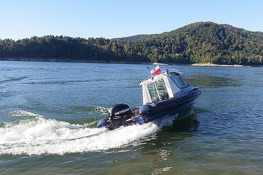 Na jeziorze Solińskim zatoną rowerek wodny z 4 osobami Na jeziorze Solińskim zatoną rowerek wodny z 4 osobami