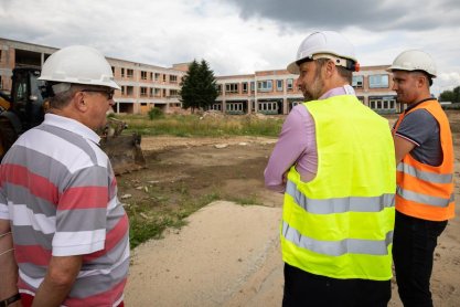 Konrad Fijołek na wizycie budowy zespołu oświatowego na osiedlu Drabiniaka w Rzeszowie