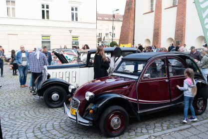 Noc Muzeów 2024 w Rzeszowie. Wystawa zabytkowych pojazdów [ZDJĘCIA]