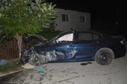 Nocny dramat w Głogowie Małopolskim: BMW rozbiło się o ogrodzenie