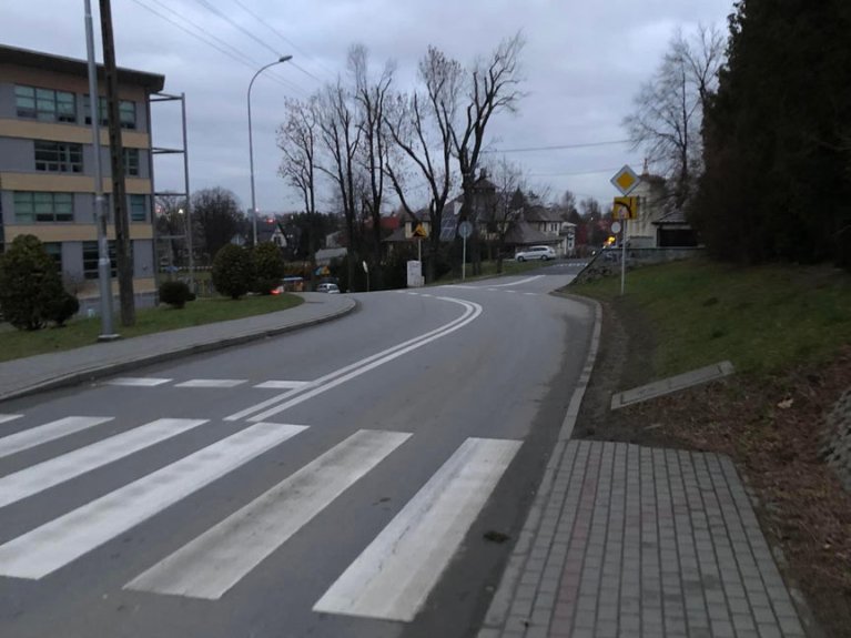 Nowy chodnik przy ul. Zelwerowicza na osiedlu Zalesie Nowy chodnik przy ul. Zelwerowicza na osiedlu Zalesie