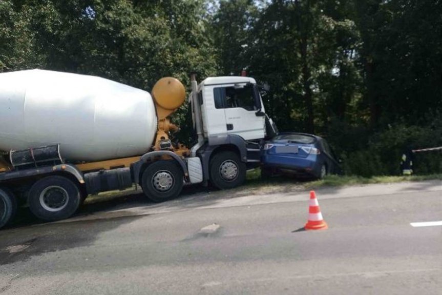 "Osobówka" uderzyła w samochód ciężarowy. 1 osoba ranna "Osobówka" uderzyła w samochód ciężarowy. 1 osoba ranna