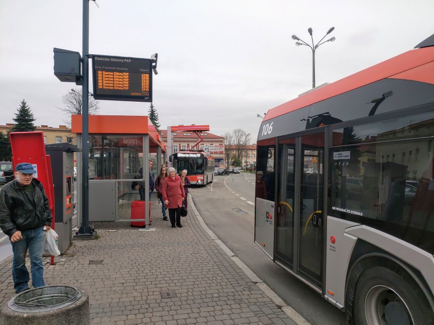 Pasażerowie MKS-ów nie mogą wsiadać i wysiadać w centrum Pasażerowie MKS-ów nie mogą wsiadać i wysiadać w centrum