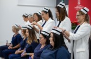 Pierwsze pielęgniarki i pielęgniarze odebrali dyplomy licencjata oraz czepki pielęgniarskie