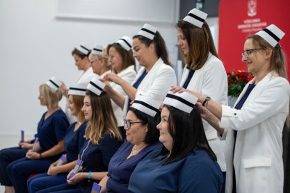 Pierwsze pielęgniarki i pielęgniarze odebrali dyplomy licencjata oraz czepki pielęgniarskie