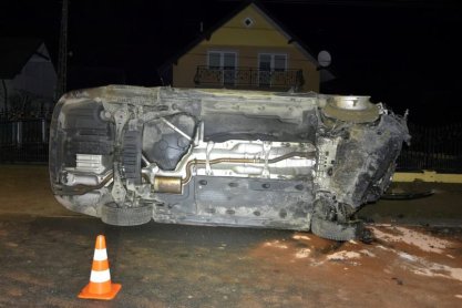 Pijany 20-latek uderzył volkswagenem w przepust w Kątach