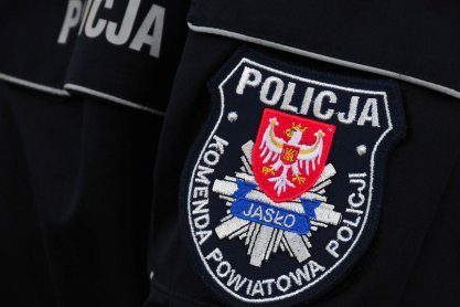 Pijany mężczyzna zaatakował policjantów