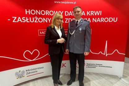 Policjant odznaczony odznaką "Honorowy dawca krwi-zasłużony dla zdrowia narodu"