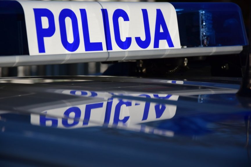 Policjant uratował kobietę z płonącego domu Policjant uratował kobietę z płonącego domu