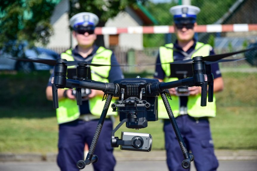Policyjny dron nad powiatem dębickim. Rejestruje wykroczenia Policyjny dron nad powiatem dębickim. Rejestruje wykroczenia