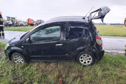 Poranny wypadek w Łące. Dachowanie samochodu osobowego