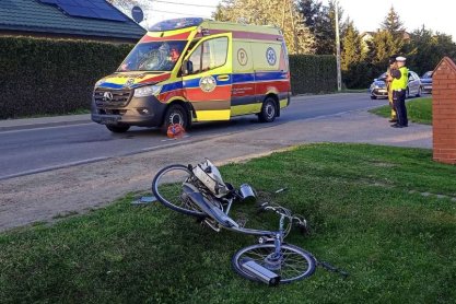Poważny wypadek w Trześniowie. Potrącenie rowerzysty przez karetkę pogotowia