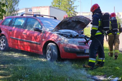 Pożar renault. Ogień pojawił się pod maską auta