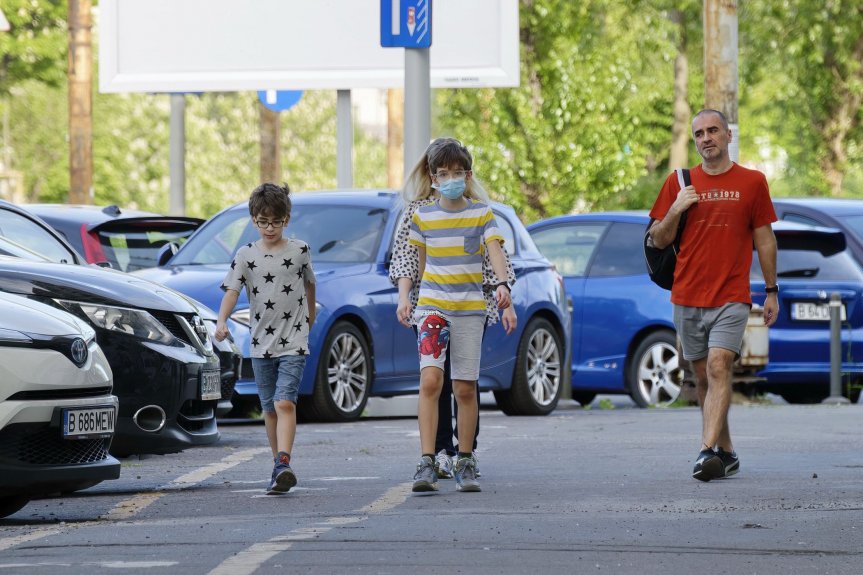 Przypadkowi przechodnie uwolnili dzieci z rozgrzanego auta! Przypadkowi przechodnie uwolnili dzieci z rozgrzanego auta!