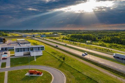 Ruszasz w podróż w czasie upału? Pamiętaj o tych zasadach