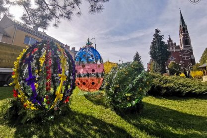 Rynek w Korczynie zaskakuje wielkanocną dekoracją