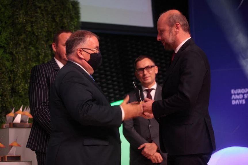 Rzeszów wyróżniony w Konkursie Top Inwestycje Komunalne 2021 Prezydent Konrad Fijołek odbiera wyróżnienie dla Rzeszowa