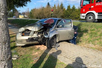 Samochód wypadł z drogi i uderzył w barierki