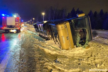 Silny wiatr zepchnął autobus do rowu