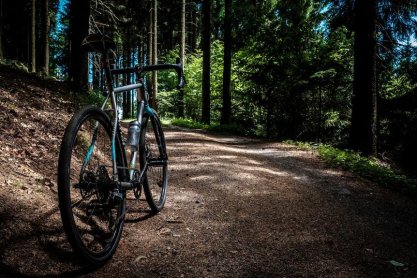 Sklep rowerowy w Rzeszowie – czy każdy rower elektryczny sprawdzi się w górach? Wyjaśniamy!