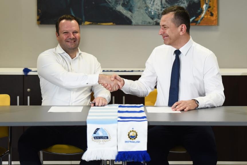 Stal Rzeszów i PGE Stal Mielec podpisują umowę o współpracy Prezesi Stal Rzeszów i PGE Stali Mielec