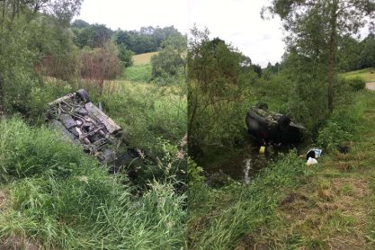 Stracił panowanie nad autem. Dachował w strumyku