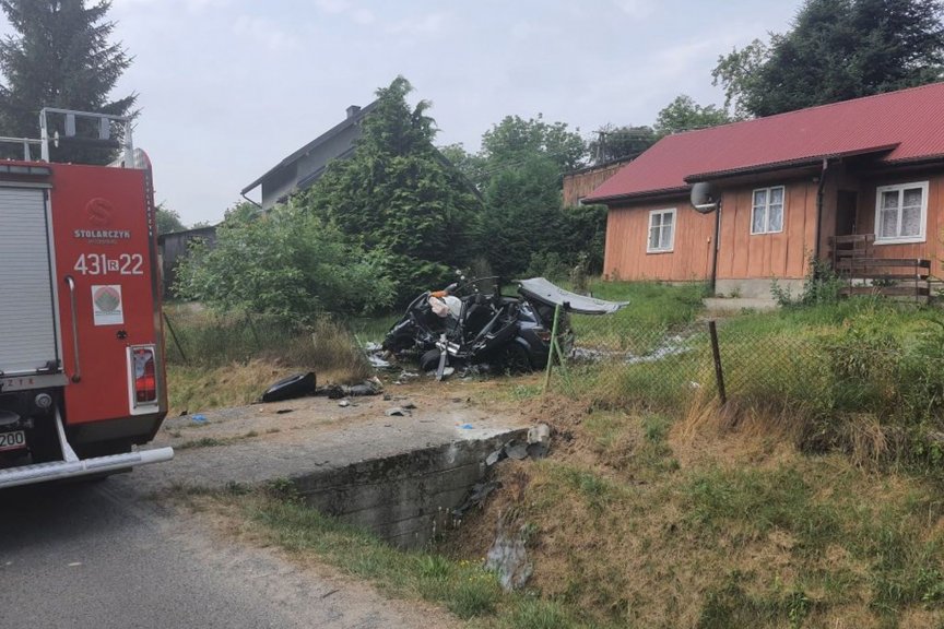 Stracił panowanie nad autem i roztrzaskał się na przepuście! Stracił panowanie nad autem i roztrzaskał się na przepuście!