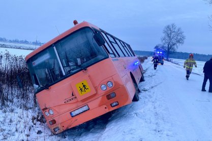 Szkolny autobus z dziećmi wpadł do rowu