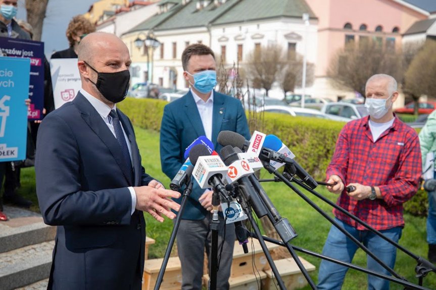 Konrad Fijołek i Szymon Hołownia Konrad Fijołek i Szymon Hołownia razem dbają o ekologię