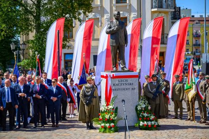 Tarnów: odsłonięto pomnik upamiętniający Lecha Kaczyńskiego