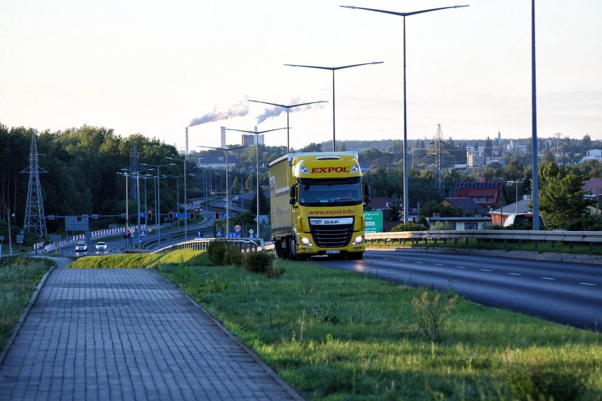 Tir wpadł do rowu w Bukowej Tir wpadł do rowu w Bukowej